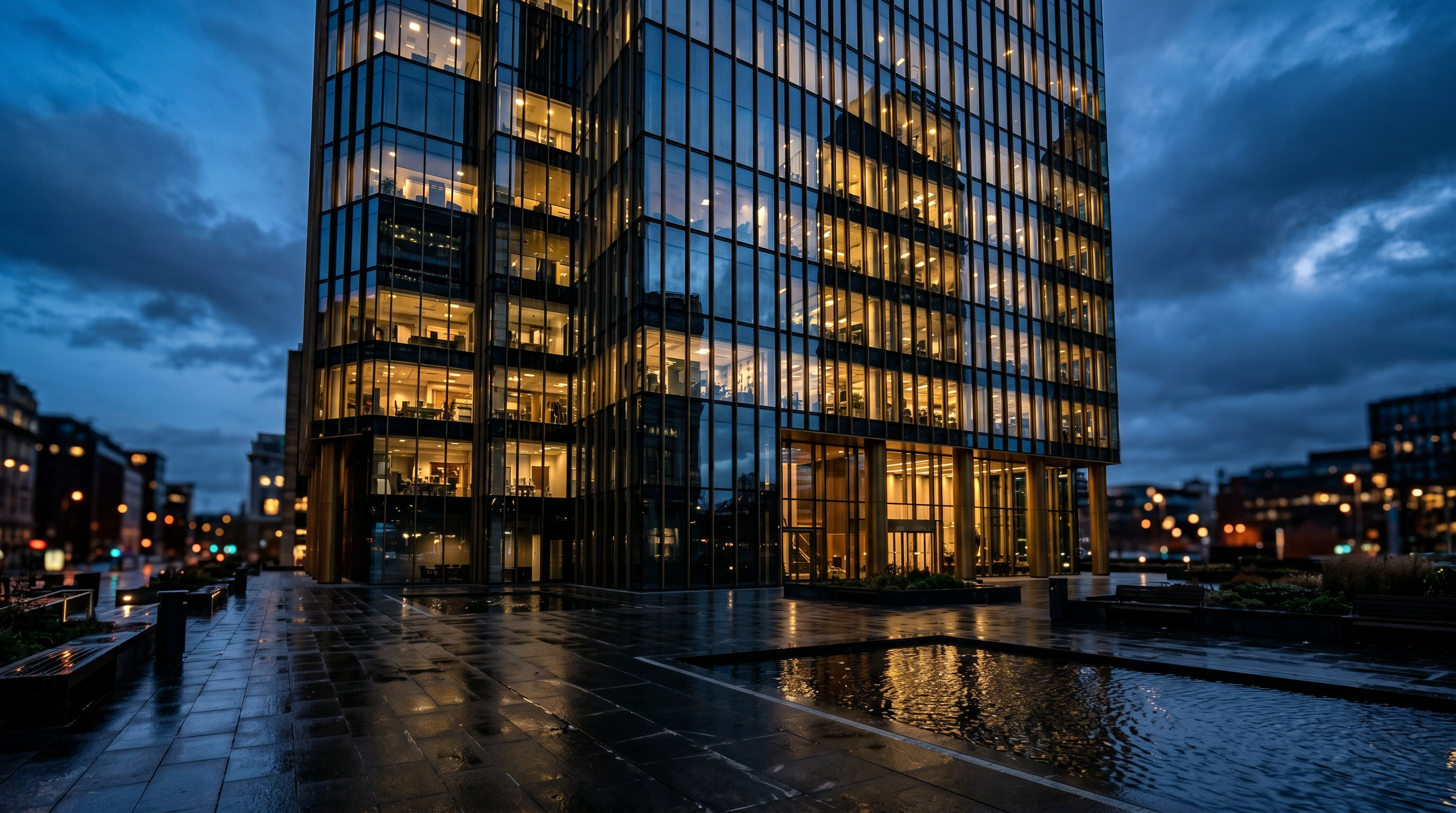 Modern glazen kantoorgebouw in de schemering